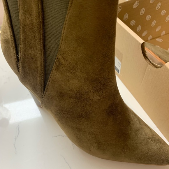 Brand new , never worn boots . Dont wear heels due to back issue . - Picture 4 of 5